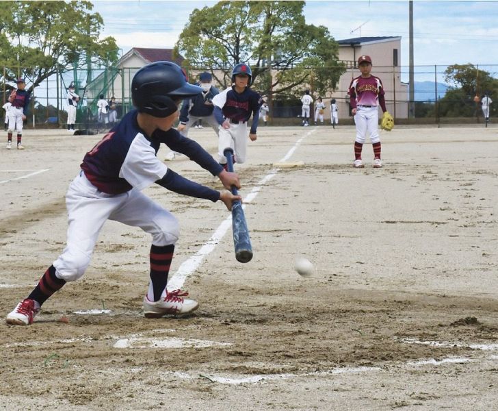 田辺Ｂ―岩田　スクイズを成功させる岩田の選手（上）と、ペットボトルを集める児童＝２７日、和歌山県田辺市の神島台運動場で