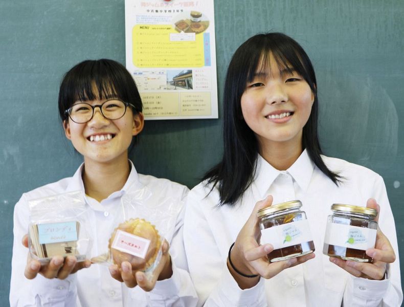 和歌山県の田辺エンプラスで販売する梅ジャムとスイーツをＰＲする中芳養中学校の生徒