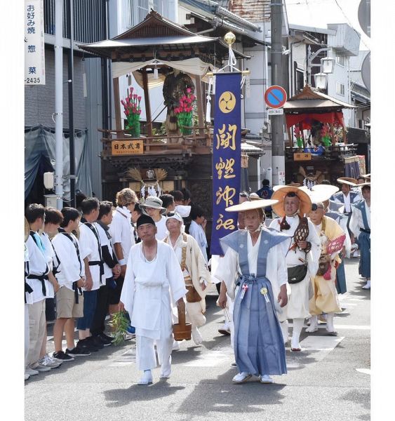 市街地を練り歩く、祭りの一行（２４日、和歌山県田辺市本町で）