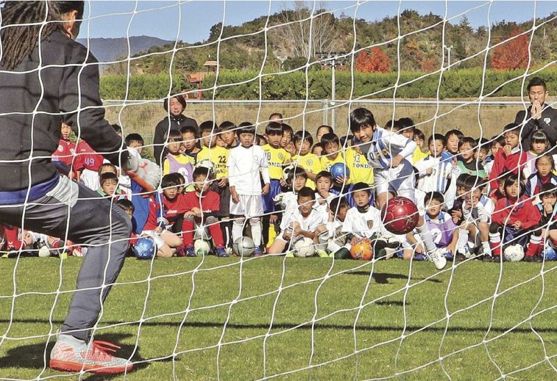 ゴールを狙ってボールを蹴る子ども（和歌山県上富田町朝来で）