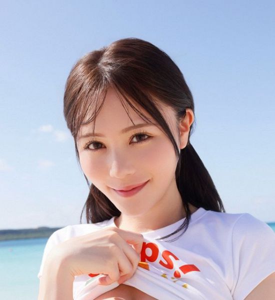 1st写真集を発売するAKB48込山榛香　撮影：桑島智輝（C）KADOKAWA