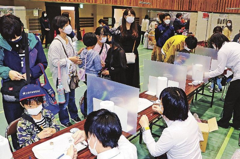 子どもらでにぎわう体験コーナー（１６日、和歌山県白浜町阪田で）