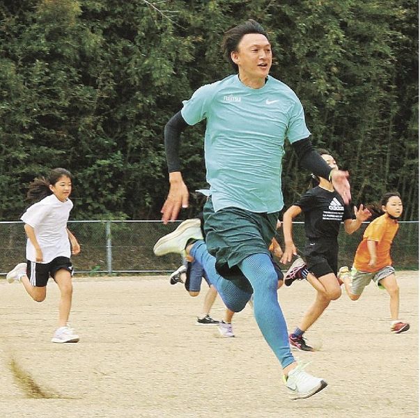 参加児童と一緒に走る高平慎士さん（和歌山県印南町山口で）