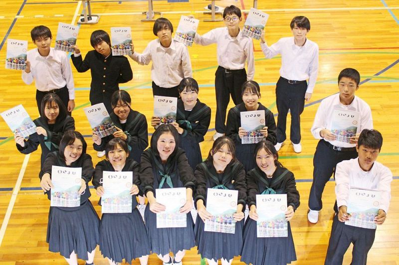 完成したフリーマガジン「ひきよせ」の第２弾を持つ生徒（和歌山県白浜町日置で）