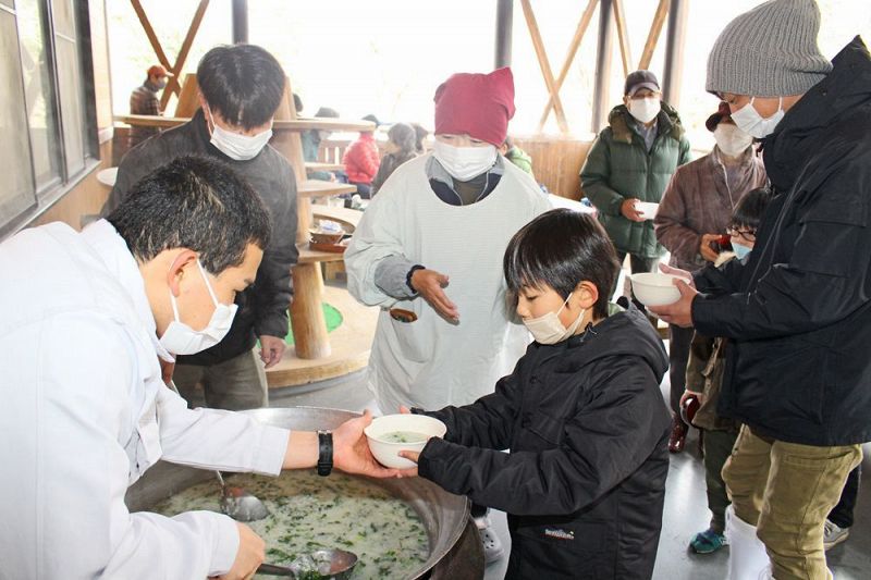 七草がゆが振る舞われた（７日、和歌山県田辺市稲成町で）