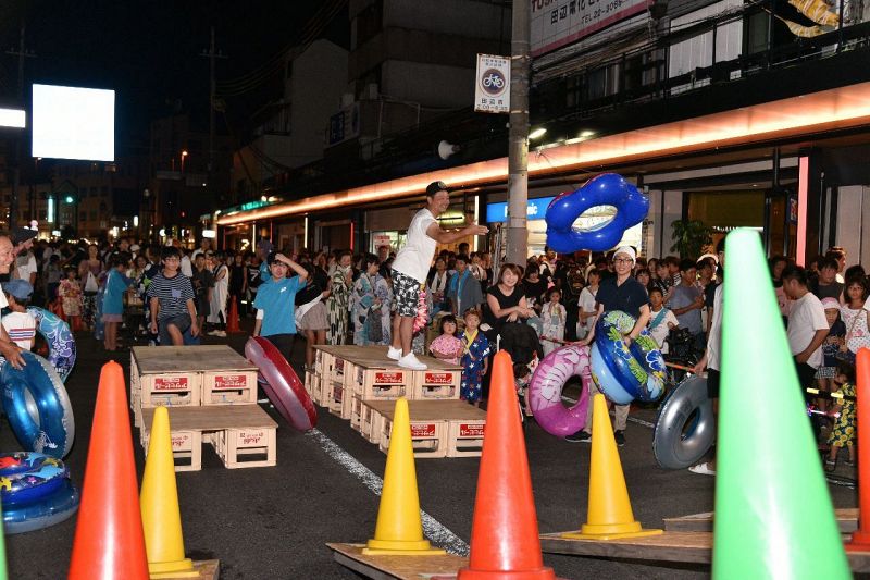 ２０１９年のヤーヤーまつりで、巨大わなげを楽しむ来場者（和歌山県田辺市の駅前商店街）