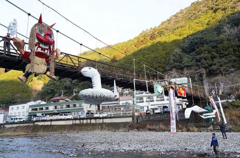 川湯温泉の大塔川に登場した張り子（１２日、和歌山県田辺市本宮町で）