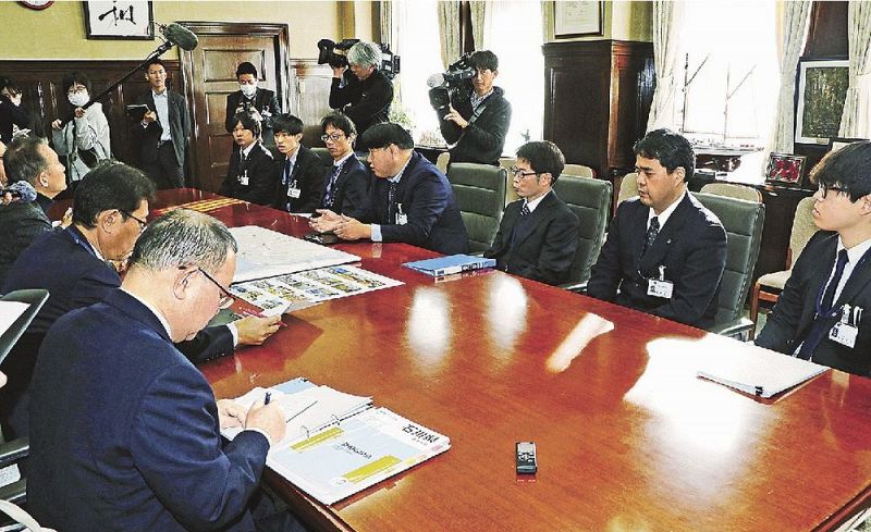 石川県能登町での避難所運営支援に派遣され、岸本周平知事（左奥）に活動報告する和歌山県職員＝１６日、県庁で