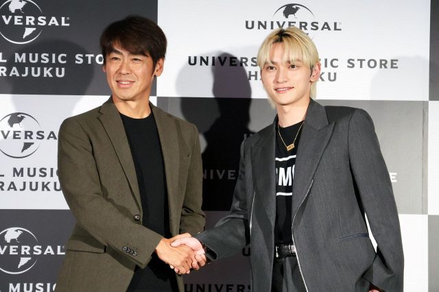 UNIVERSAL MUSIC STORE HARAJUKU一周年イベントで対談したユニバーサルミュージック藤倉尚社長とBMSG代表のSKY-HI（C）ORICON BiZ online