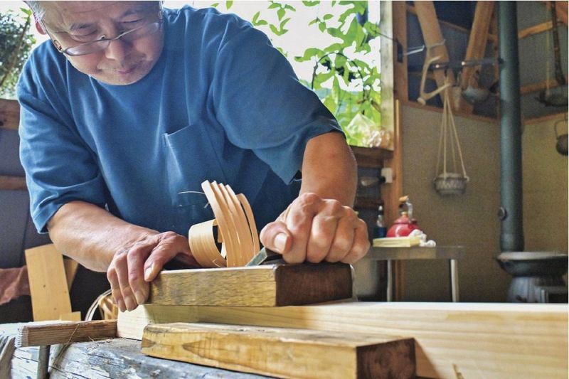 ヒノキの板を削って材料となる「ひよ」を作る