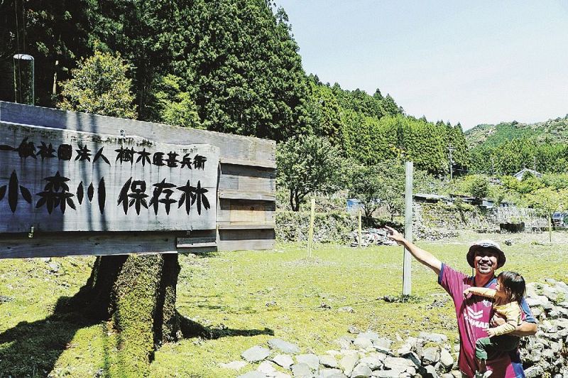 観賞できる形で植物を保存する小森川保存林にしたいという矢倉寛之さん（和歌山県古座川町小森川で）