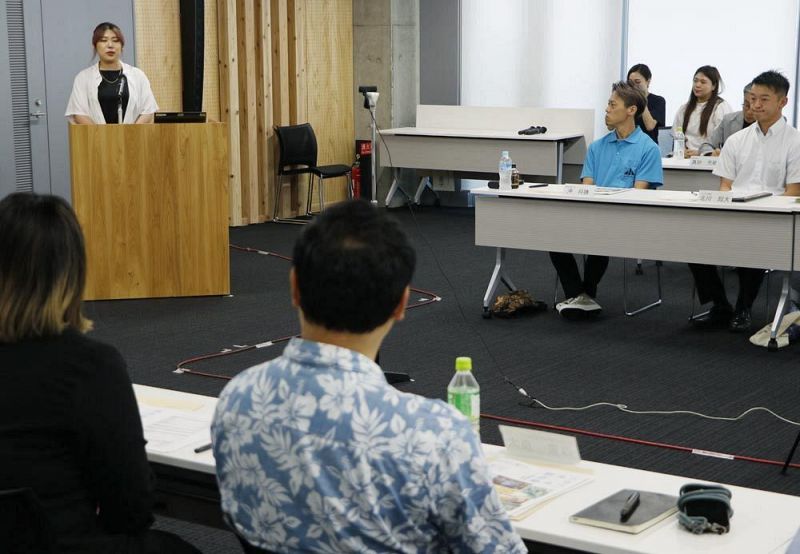 開講式で抱負を述べる「未来塾」の９期生（和歌山県田辺市役所で）