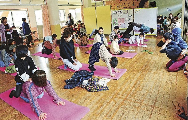 インストラクターの指導でヨガを楽しむ親子（和歌山県みなべ町芝で）