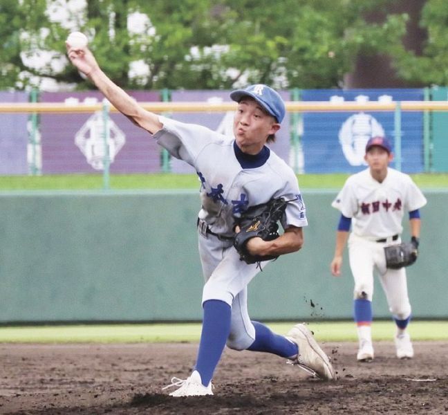 有田中央・貴志川・串本古座―耐久　粘りの投球を見せる串本古座の田畑投手（１５日）