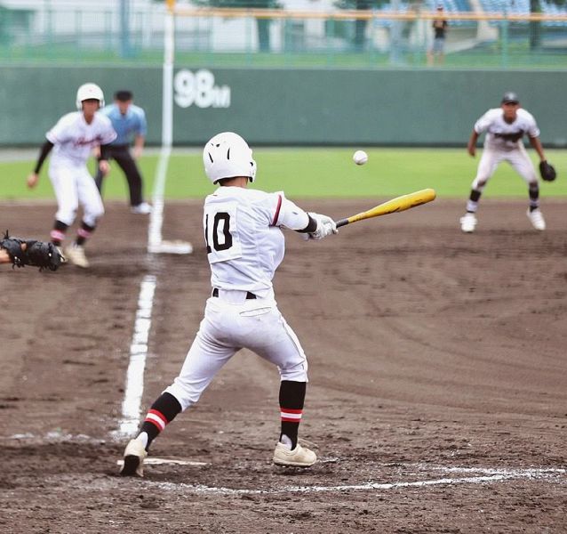 田辺工業―神島　勝ち越しの安打を放つ田辺工業の金子（１４日）