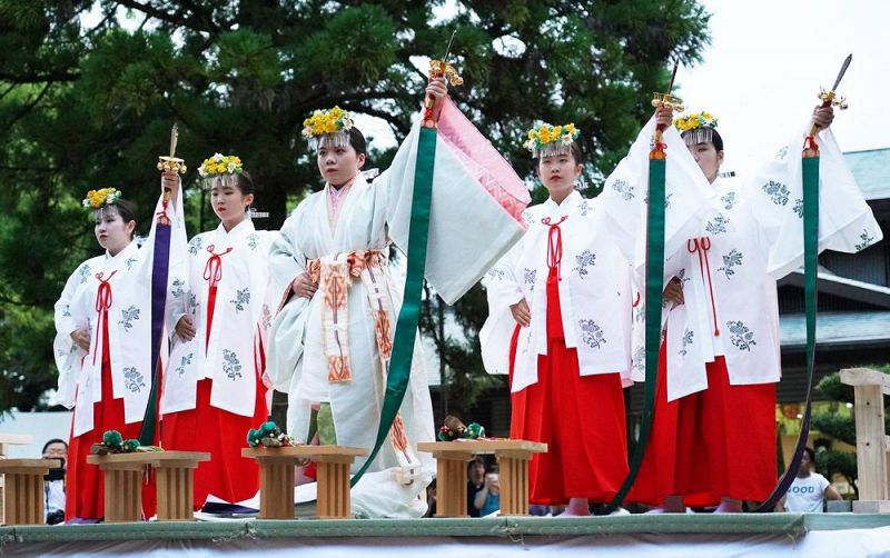 暁の祭典で「浦安の舞」を奉納する舞姫（２５日午前５時過ぎ、和歌山県田辺市東陽で）