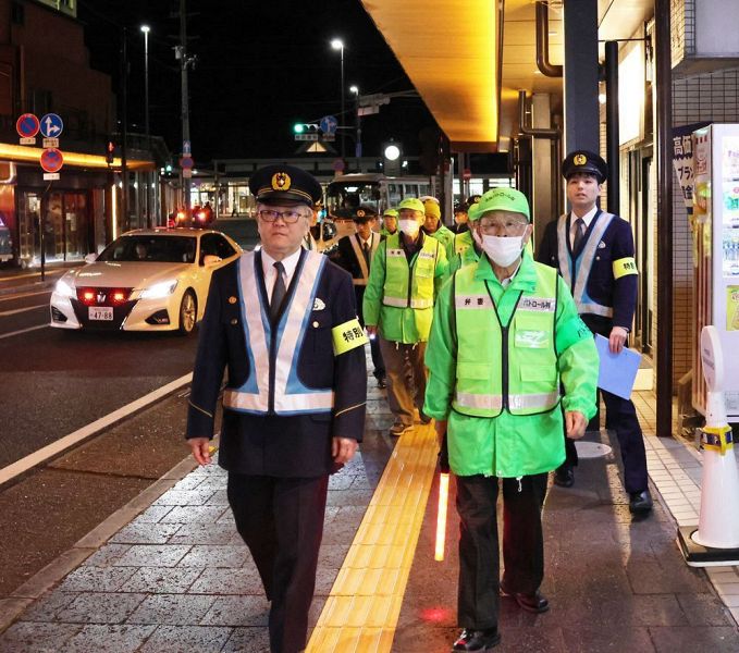 パトロールに向かう田辺署員ら（２日、和歌山県田辺市湊で）