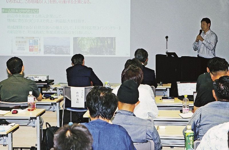 課題解決の事業案を発表する大手と地元企業の合同チーム（和歌山県田辺市東陽で）