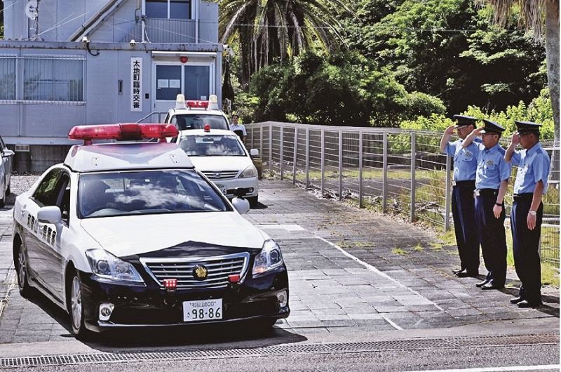 臨時交番の開所式を終え、パトロールに出発する警察車両（７日、和歌山県太地町で）