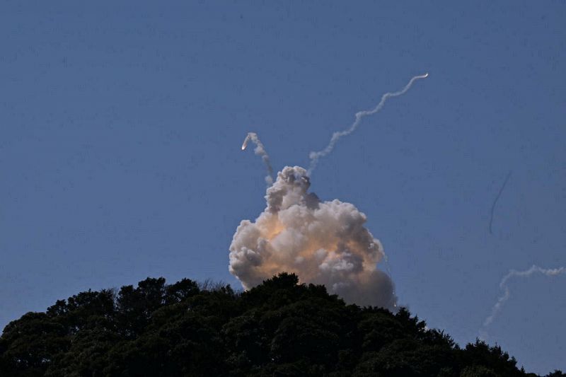 打ち上げ直後に爆発した小型ロケット（２４年３月１３日、和歌山県那智勝浦町で）