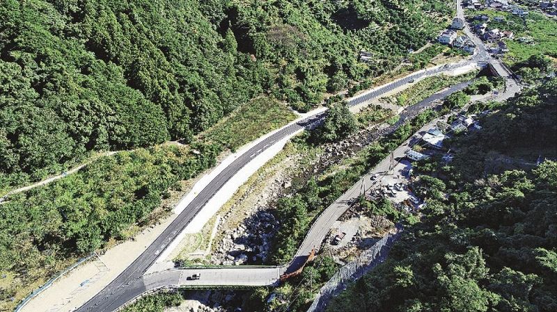 ２３日に開通する県道田辺龍神線のバイパス。右上が市街地方面（２０日、和歌山県田辺市上秋津で）