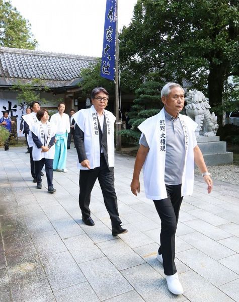 熊野本宮大社を訪れた日本サッカー協会の佐々木則夫氏（右）と山本昌邦氏（右から２人目）ら＝９日、和歌山県田辺市本宮町で