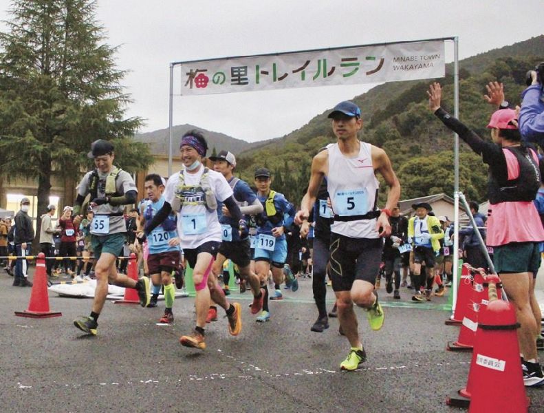 雨の中で開かれた梅の里トレイルラン２０２３（今年２月１９日、和歌山県みなべ町広野で）