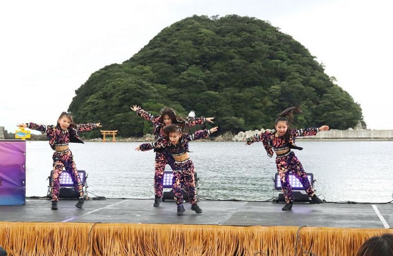 踊りを披露する地元のダンスチーム（和歌山県すさみ町周参見で）