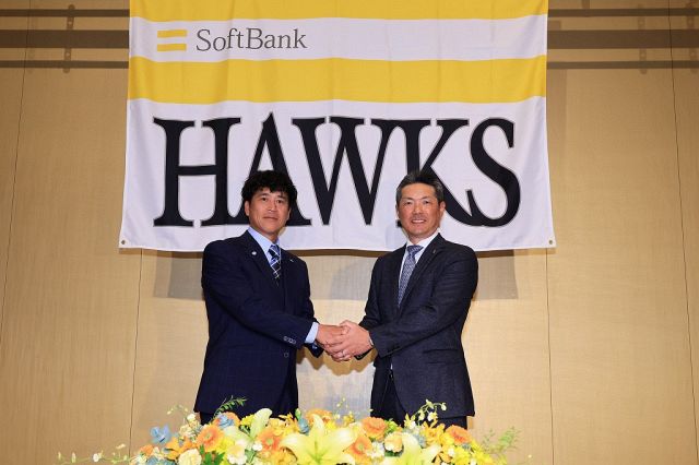 （左から）小久保裕紀監督と握手をする城島健司CBO　（C）SoftBank HAWKS