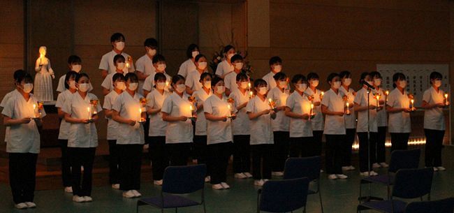 ろうそくに火を移し、ナイチンゲール誓詞を朗読する生徒（１４日、和歌山県田辺市新庄町で）