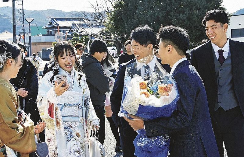 思い出に花を咲かせる出席者（３日、和歌山県上富田町朝来で）