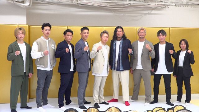 team VASILEUS（左から）有井渚海、宇佐美秀メイソン、与座優貴、野杁正明、武尊、渡辺雅和トレーナー、松倉信太郎、寺田匠、島田知佳 （C）ORICON NewS inc.