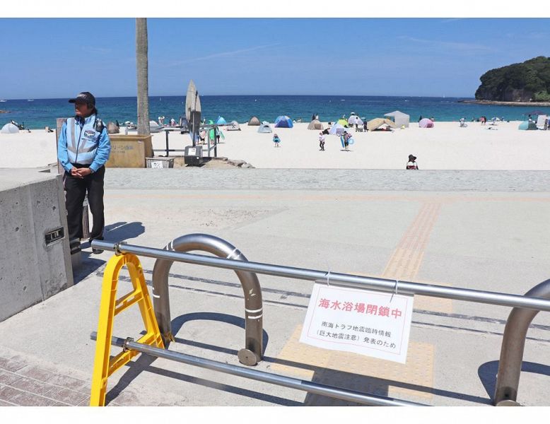 １週間程度の閉鎖となった白良浜海水浴場（９日、和歌山県白浜町で）