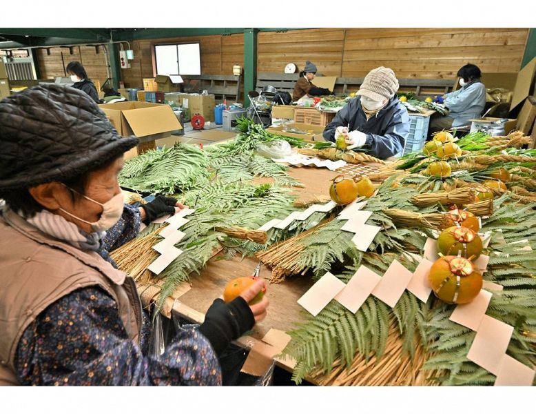 しめ縄に縁起物を飾り付ける女性たち（和歌山県田辺市中辺路町で）