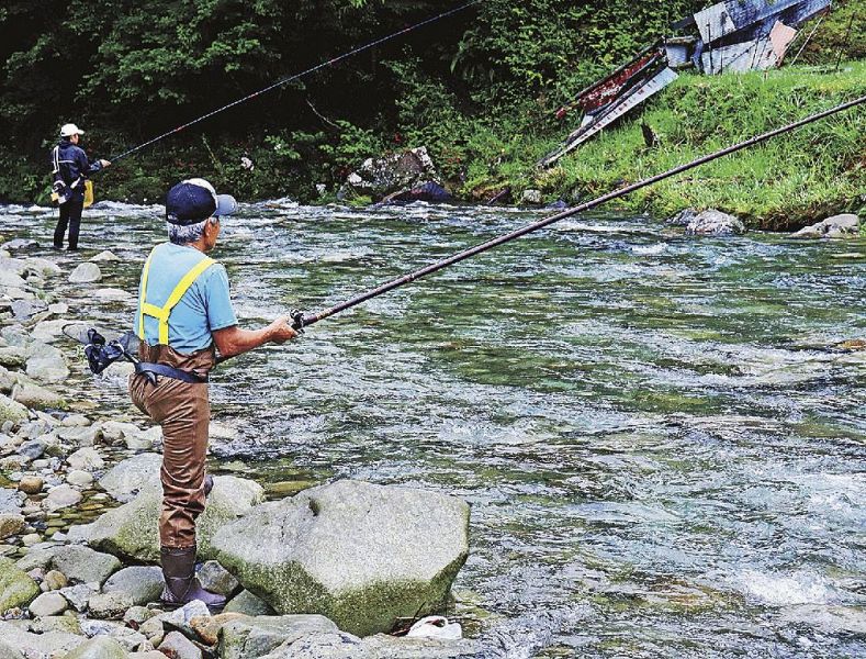 解禁日にアユ釣りを楽しむ愛好者（１４日、和歌山県古座川町添野川で）