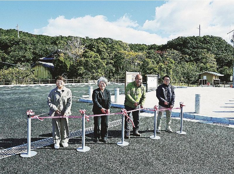 天神崎の丸山前に整備した駐車場でテープカットをする関係者（田辺市天神崎で）