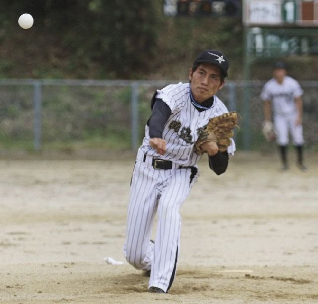 派遇麗者―トラッカーズ　６回１失点の好投を見せた派遇麗者の岡本（和歌山県みなべ町清川で）