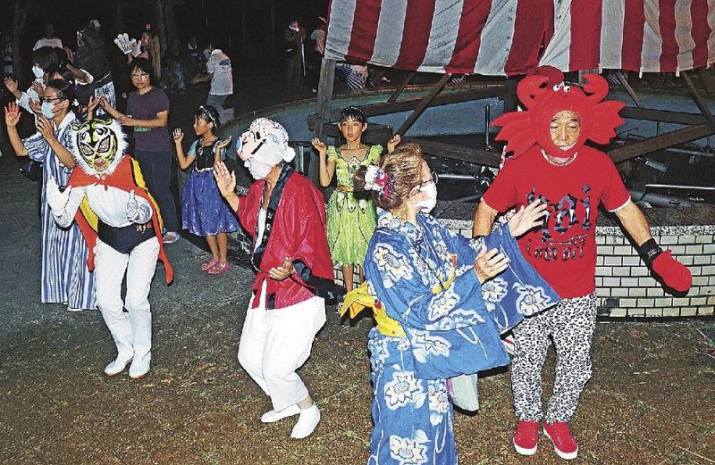 「鈴木主水と白糸口説き」の歌に合わせて踊る参加者（２３日、和歌山県白浜町で）