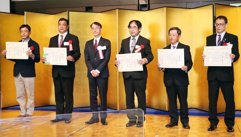 「産直市場よってって」の開業２０周年式典で、各部門大賞を受賞した登録生産者らと野田正史社長（左から３人目）＝２４日、和歌山市で