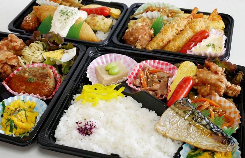 「幕の内弁当」（手前）と「ＤＸのり弁」（右奥）、「のり弁」（左奥）