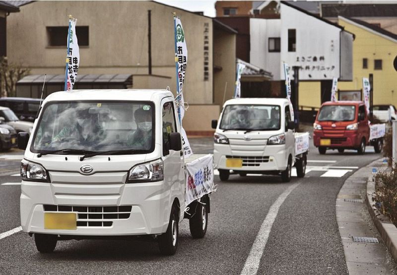 市街地を走行しながら、税の期限内の申告や納付を呼び掛けるキャラバン隊の車両（１日、和歌山県田辺市南新町で）