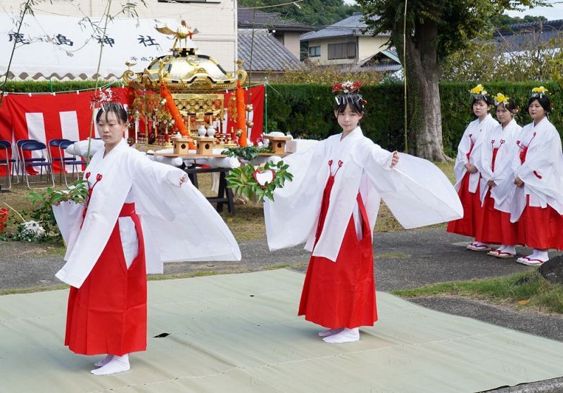 渡御式で巫女の舞を奉納する中学生