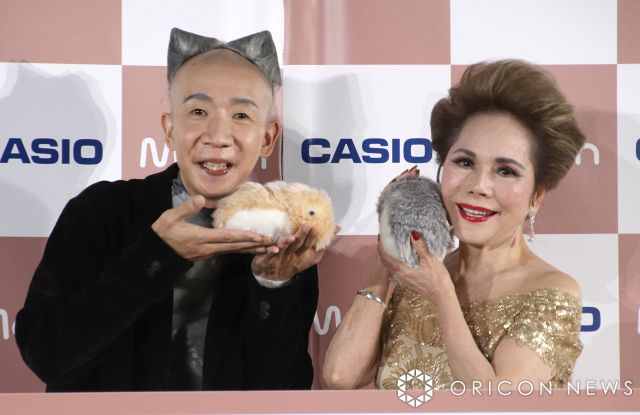 ひょうろくに助言をしたデヴィ・スカルノ（右） （C）ORICON NewS inc.