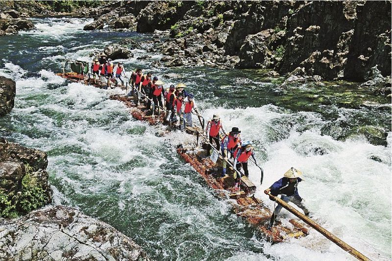 現在は観光で使われている「北山川の筏下り」（昨年５月、和歌山県北山村で）