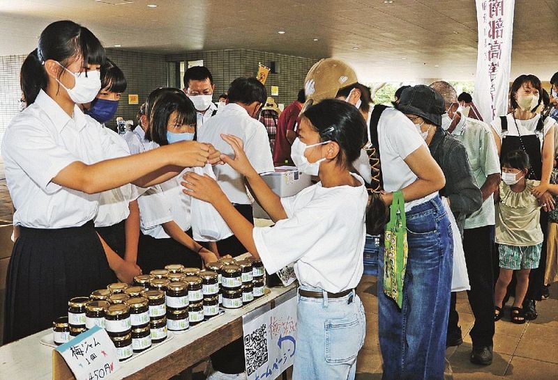 朝市で手作りの梅ジャムを販売する中芳養中の２年生（２１日、和歌山県田辺市扇ケ浜で）