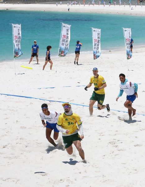 砂浜で熱戦を繰り広げる選手たち（１２日、和歌山県白浜町の白良浜で）