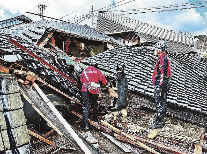 倒壊した家屋の中から要救助者を捜索する和歌山災害救助犬協会のメンバー（石川県輪島市で）＝協会提供