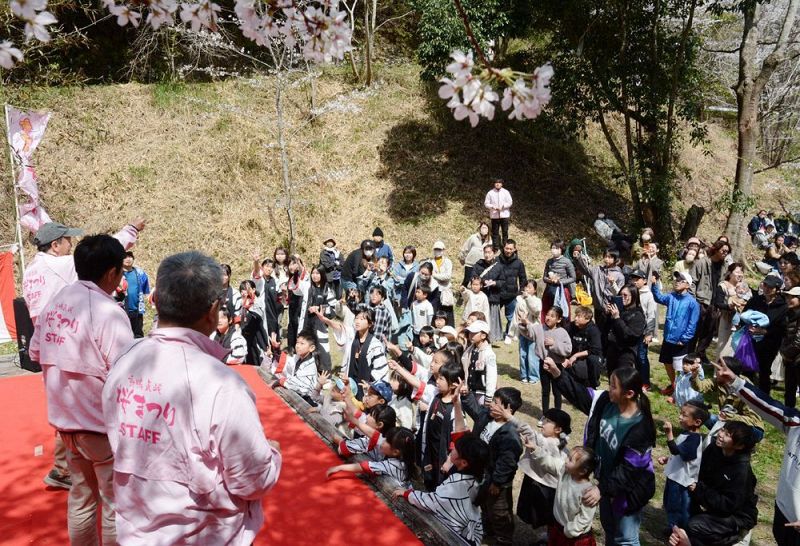 桜まつりでじゃんけんを楽しむ子どもたち（３０日、和歌山県田辺市稲成町で）