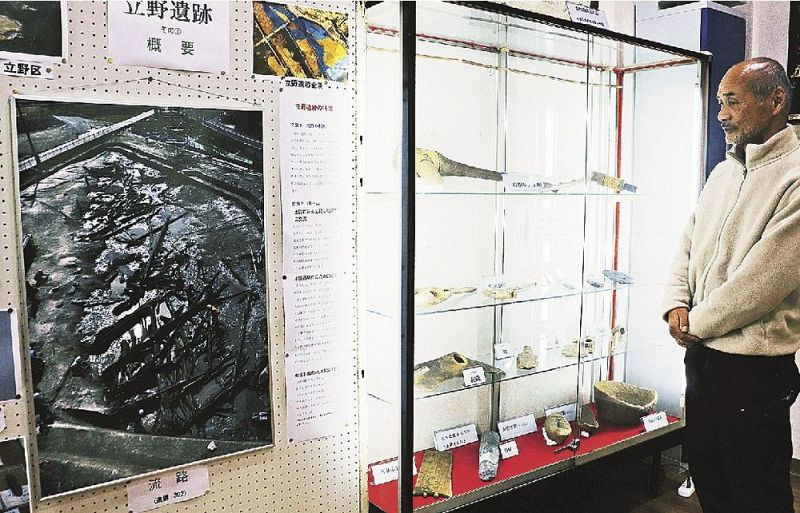 立野遺跡から出土した土器、石器、木製品などを展示している（和歌山県すさみ町周参見で）