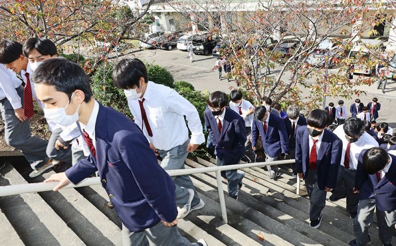 避難訓練で高台に逃げる高校生（２日、和歌山県田辺市あけぼので）